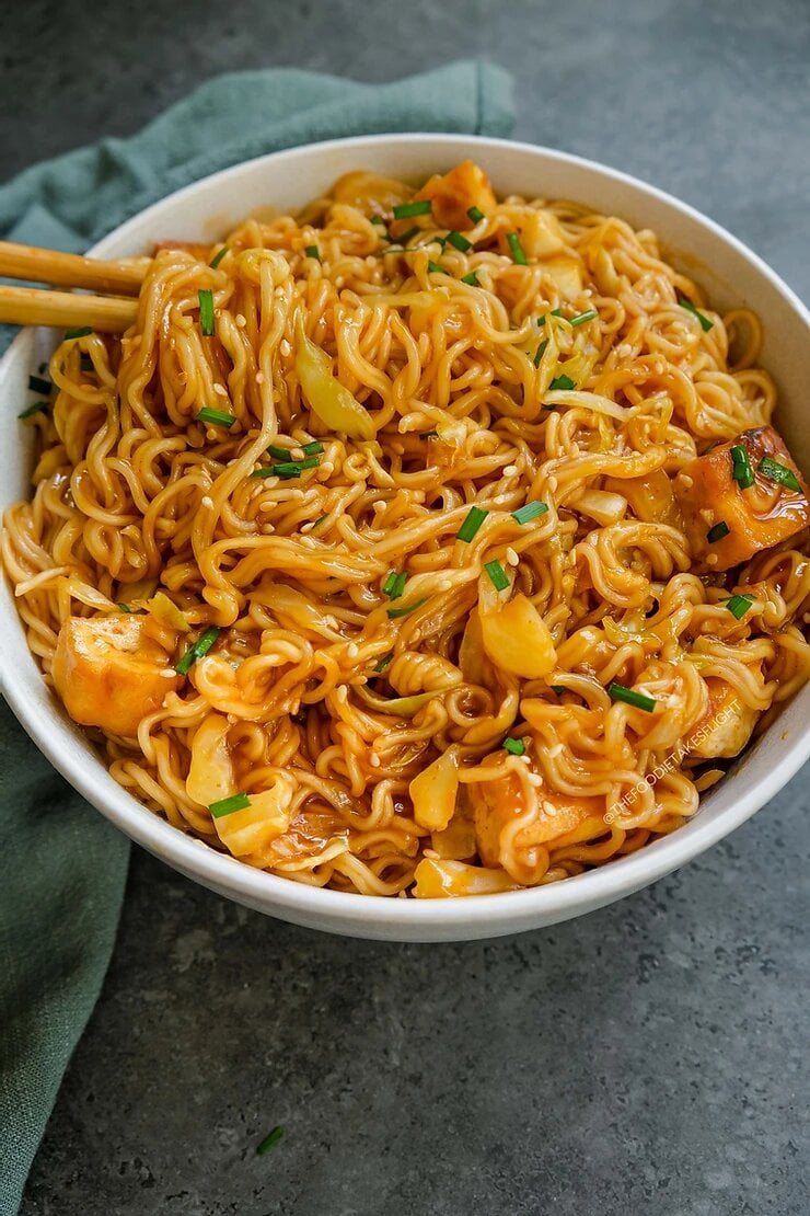 Instant Hot and Spicy Bowl Noodles Chicken Flavor with Chili Sauce