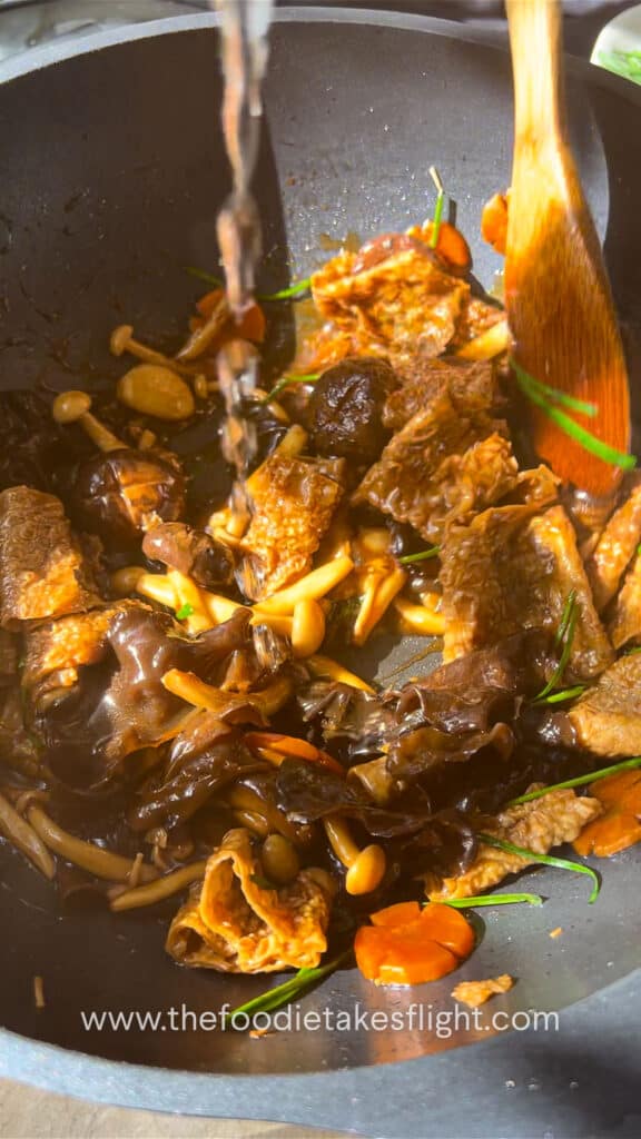 Braising beancurd rolls with mushrooms