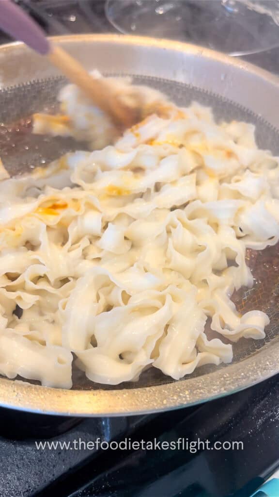cooking knife cut noodles