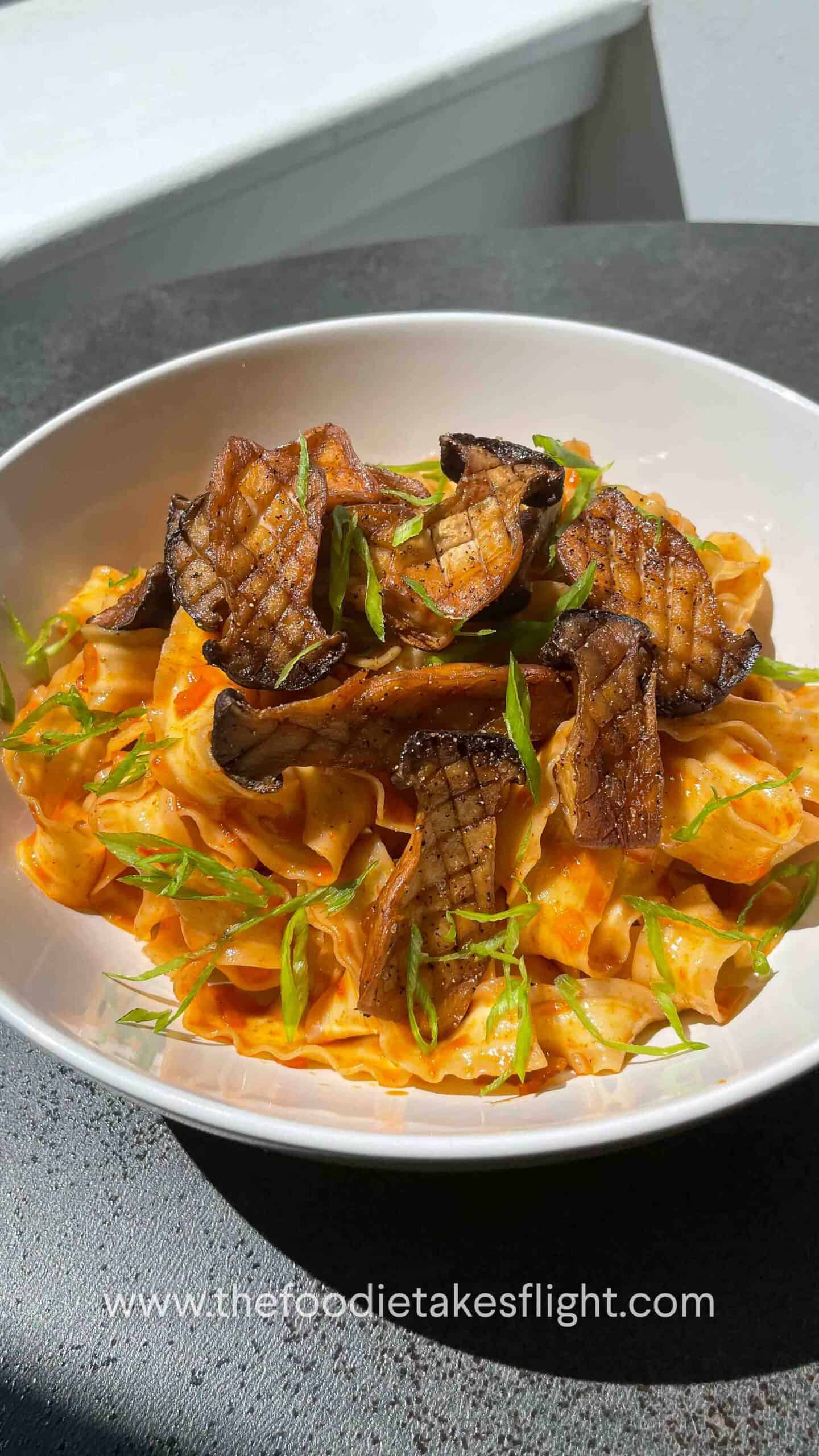 Read more about the article Shallot Gochujang Noodles with Seared King Oyster Mushrooms