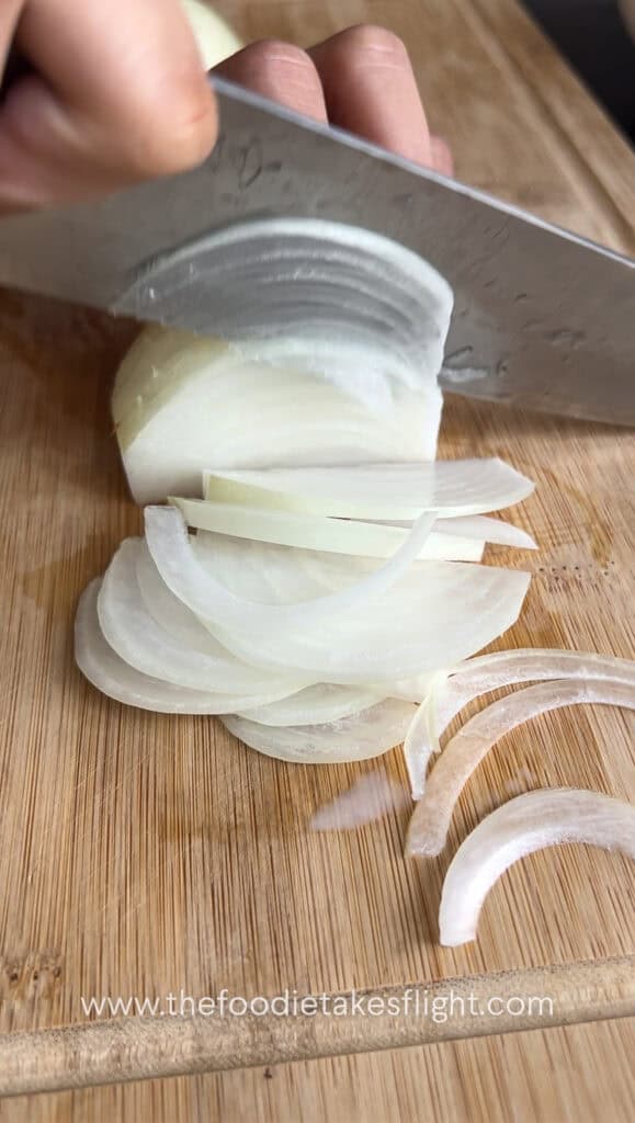 Slicing white onions