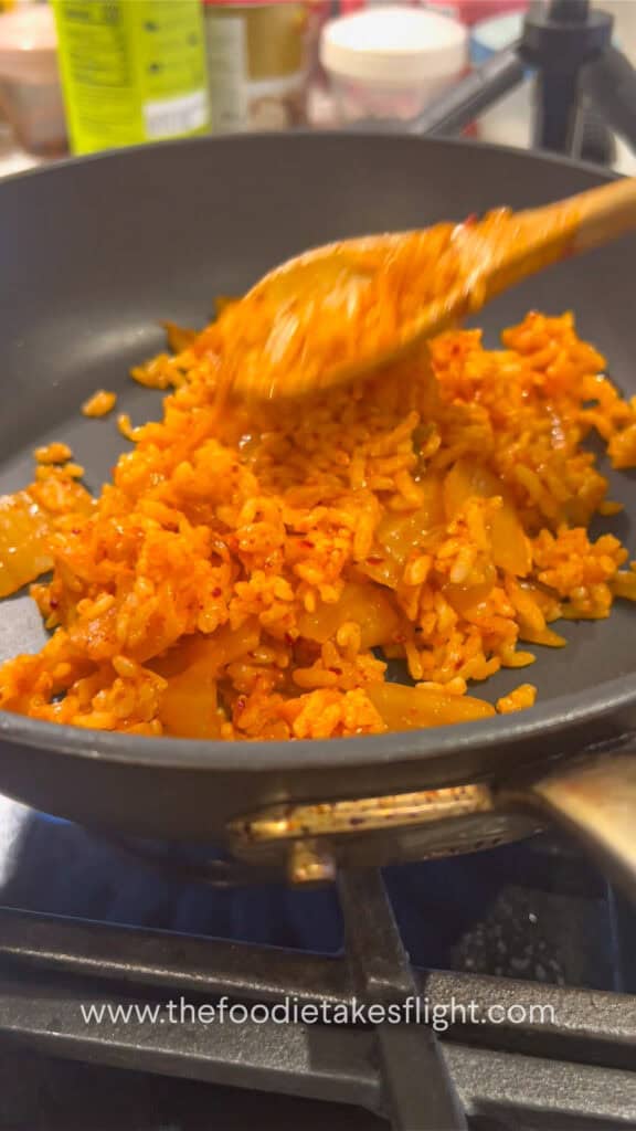 making crispy kimchi rice