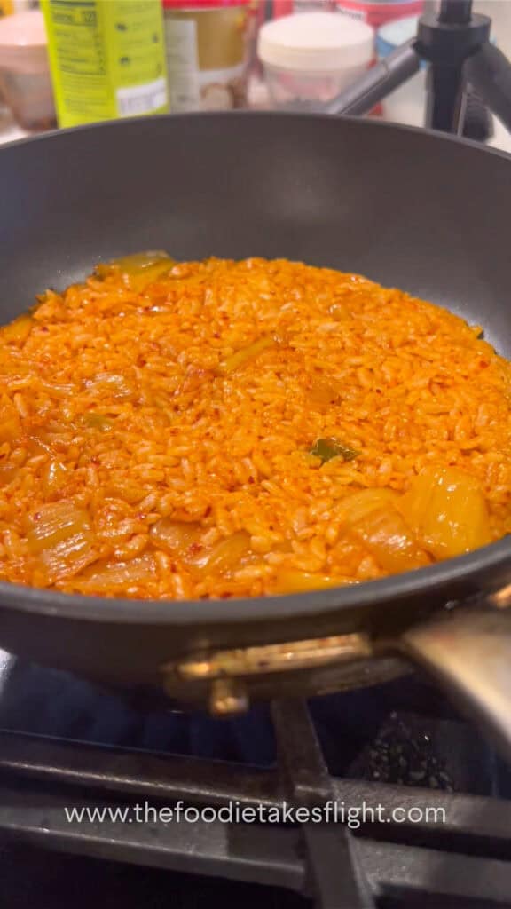 making crispy kimchi rice