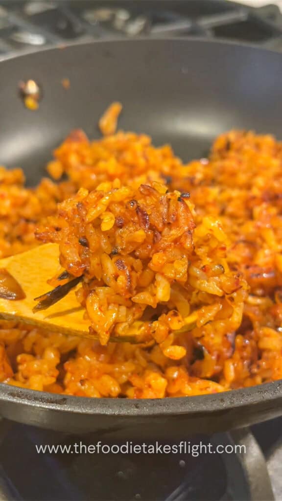 making crispy kimchi rice