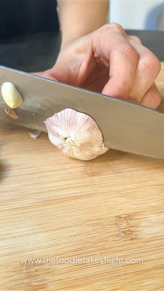 slicing head of garlic