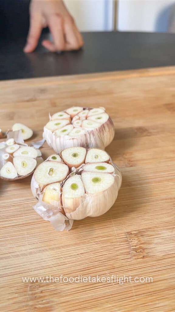 slicing head of garlic