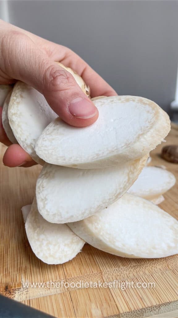 slicing king oyster mushrooms