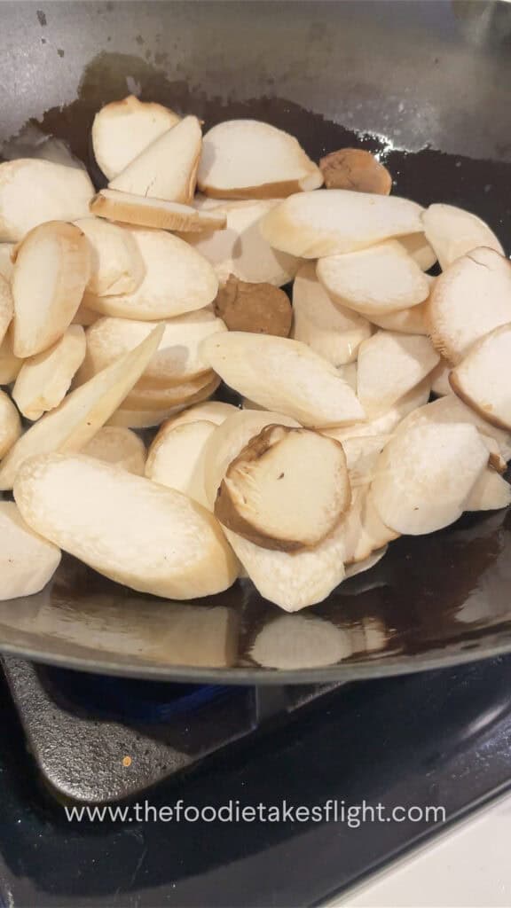 searing king oyster mushrooms in oil