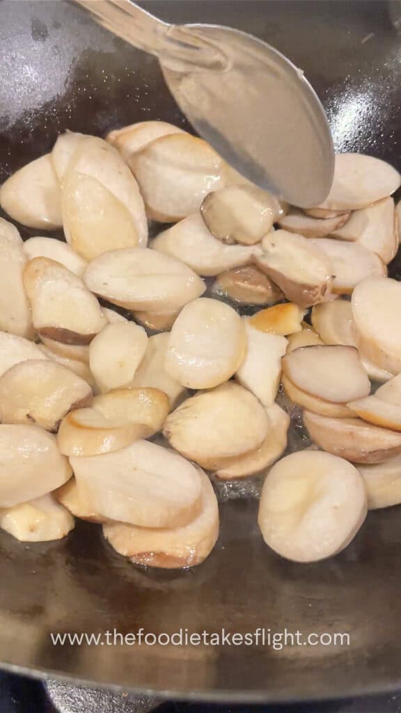searing king oyster mushrooms in oil
