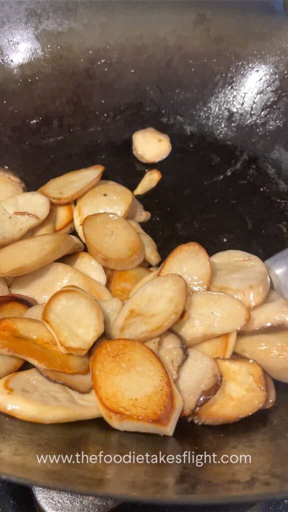 searing king oyster mushrooms in oil