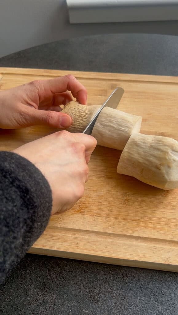 slicing king oyster mushrooms