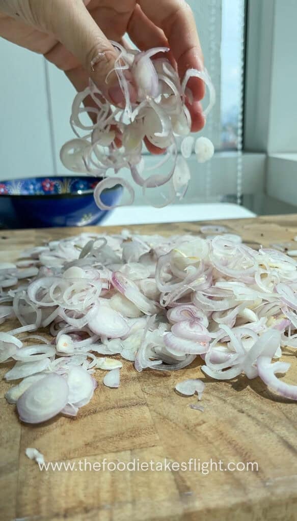thinly sliced shallots