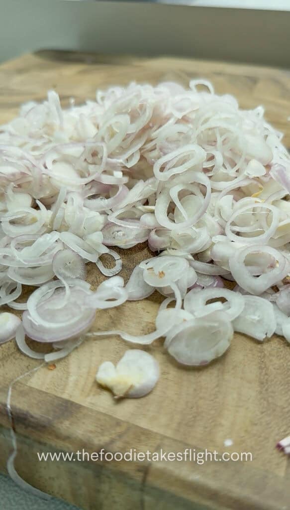 thinly sliced shallots
