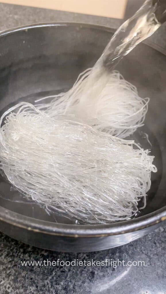 Soaking vermicelli noodles in hot water