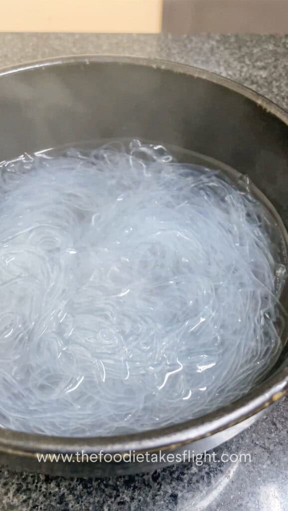 Soaking vermicelli noodles in hot water