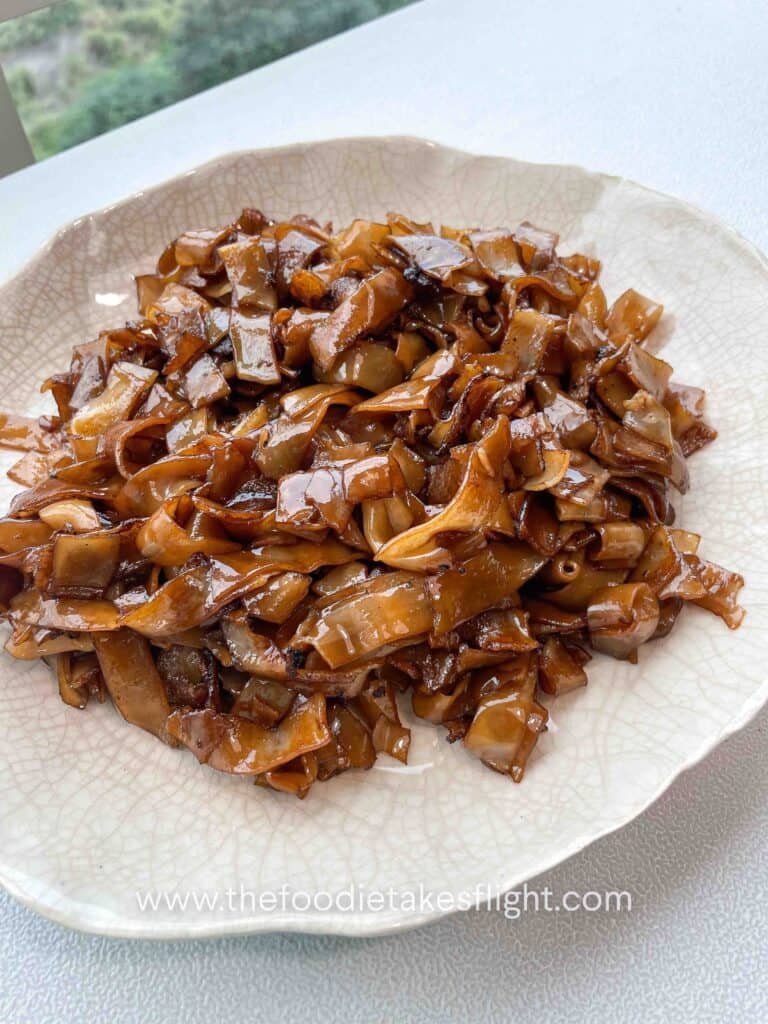 stir-fried rice noodles with dark soy sauce